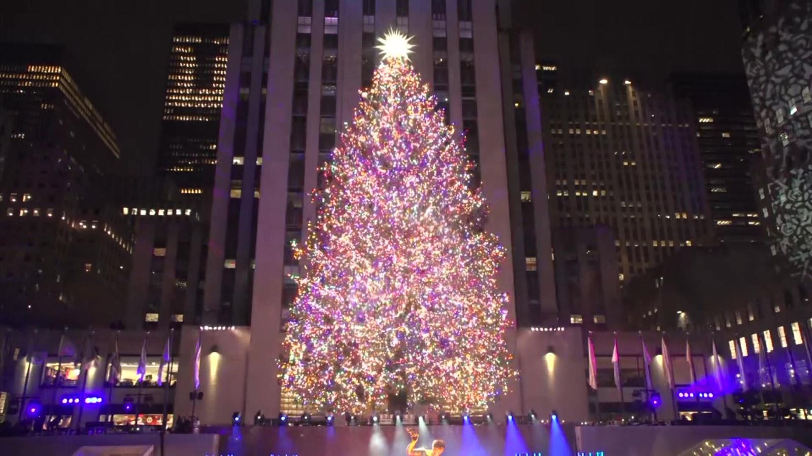 New York thắp sáng cây thông khổng lồ chào đón Giáng Sinh
